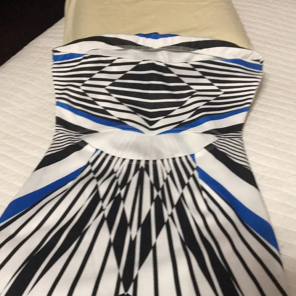 Cute body hugging dress in bold print